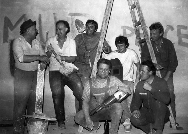 <p>Rekonstrukce sokolovny (zleva: Bořivoj Korbička, Jaroslav Rektořík, Josef Krčil, Lubomír Konečný, Milan Pernica; klečící: Stanislav Příkrý, Jan Beneš) </p><p> </p>